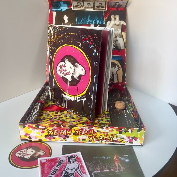 0000/2000 Yeah Yeah Yeahs SIGNED Fever to Tell LTD ED Deluxe BOX + Cassette tape - Picture 4 of 16